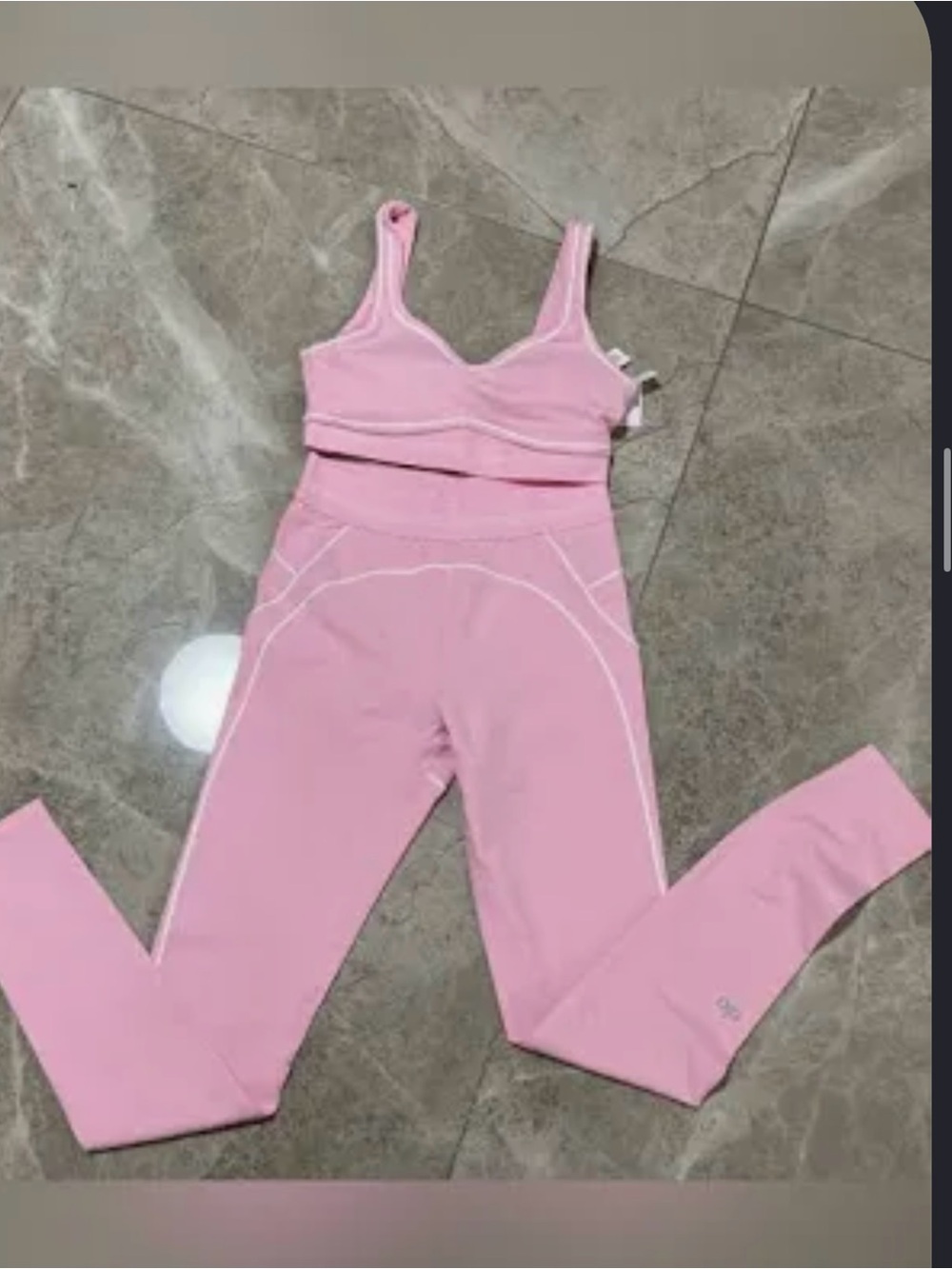 Gorgeous two piece alo yoga set - Picture 2 of 3